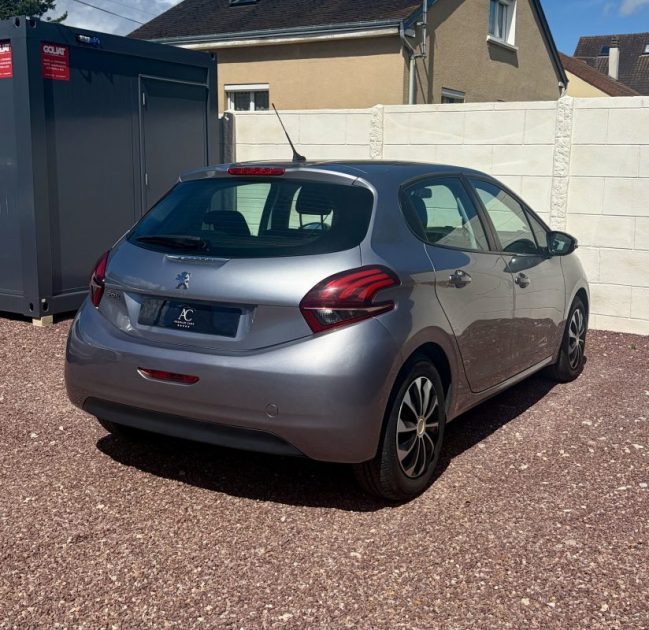 PEUGEOT 208 1.2 PURETECH 82 ch ALLURE / Radar AR / APPLE CARPLAY