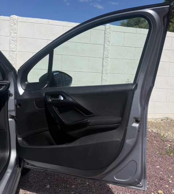 PEUGEOT 208 1.2 PURETECH 82 ch ALLURE / Radar AR / APPLE CARPLAY