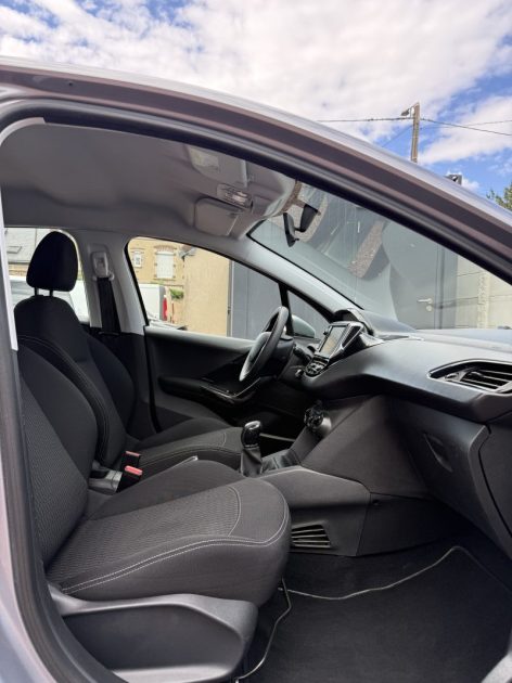 PEUGEOT 208 1.2 PURETECH 82 ch ALLURE / Radar AR / APPLE CARPLAY