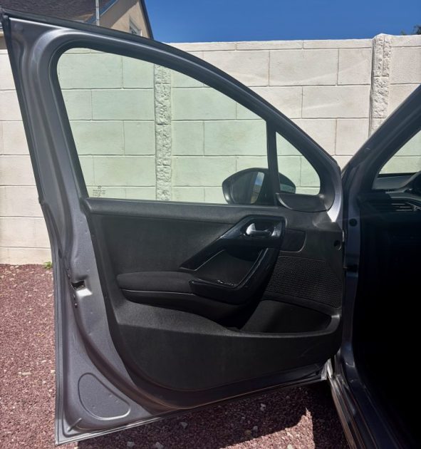 PEUGEOT 208 1.2 PURETECH 82 ch ALLURE / Radar AR / APPLE CARPLAY