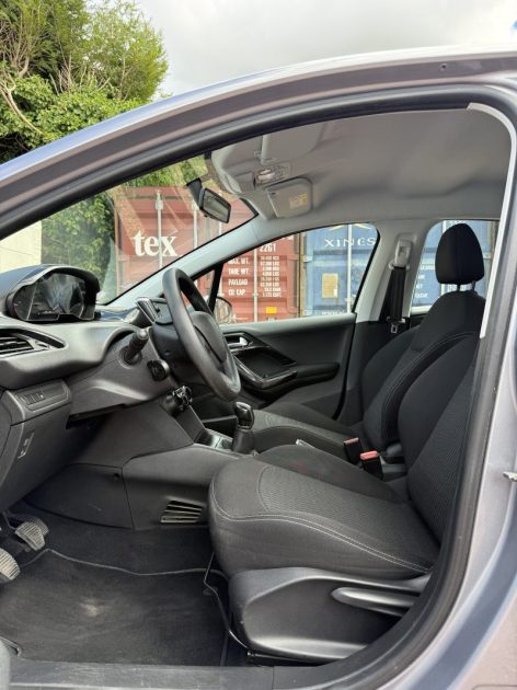 PEUGEOT 208 1.2 PURETECH 82 ch ALLURE / Radar AR / APPLE CARPLAY