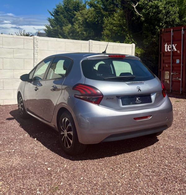 PEUGEOT 208 1.2 PURETECH 82 ch ALLURE / Radar AR / APPLE CARPLAY