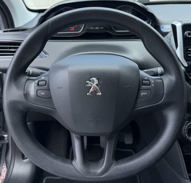 PEUGEOT 208 1.2 PURETECH 82 ch ALLURE / Radar AR / APPLE CARPLAY