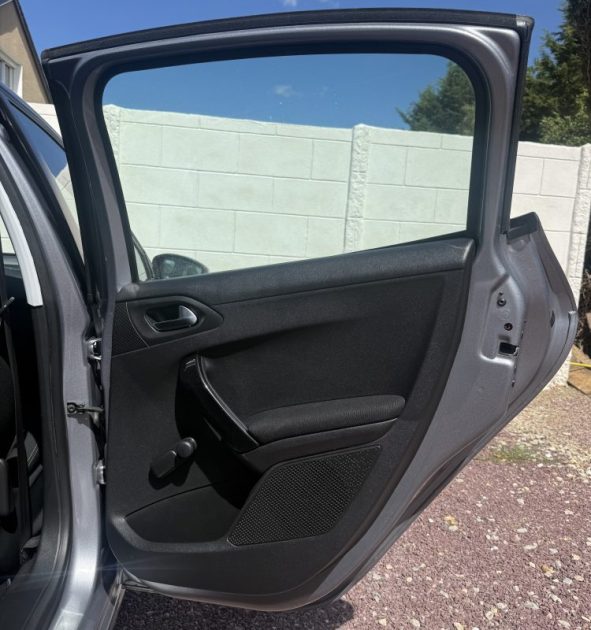 PEUGEOT 208 1.2 PURETECH 82 ch ALLURE / Radar AR / APPLE CARPLAY