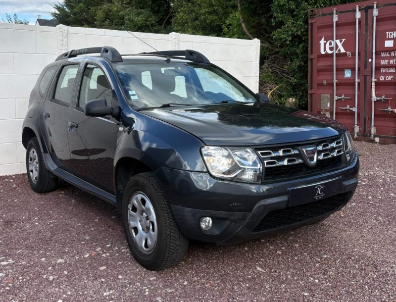 Dacia Duster Laureate 4X2 125ch Tce (Bluetooth | Climatisation | Attelage)