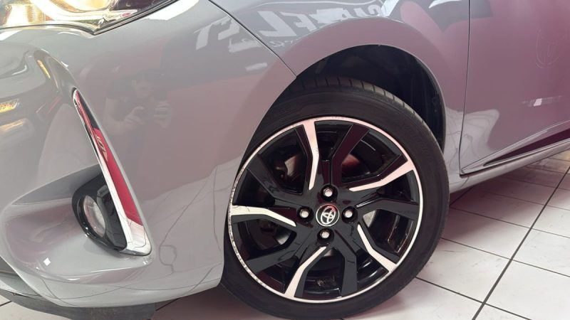 TOYOTA YARIS 100cv COLLECTION + TOIT PANORAMIQUE/1 ERE MAIN/TVA RECUPERABLE