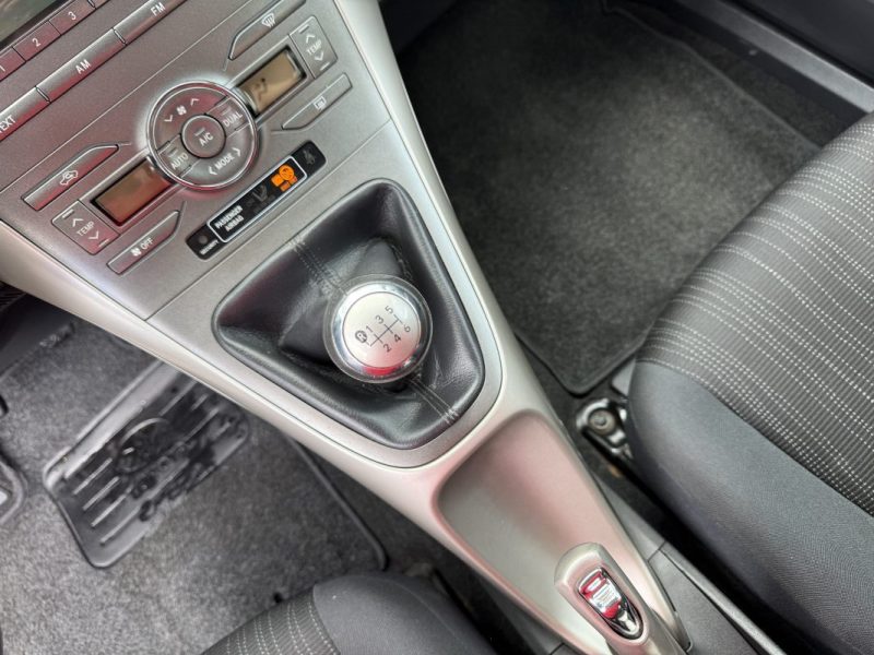 TOYOTA Auris 2.0L 126ch D-4D Terra 5p Garantie 6 Mois