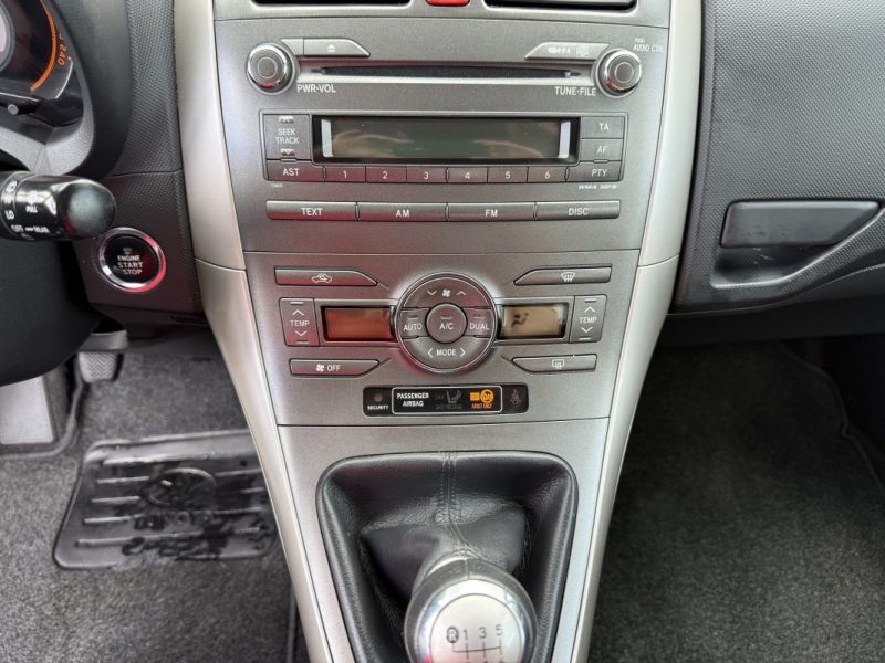 TOYOTA Auris 2.0L 126ch D-4D Terra 5p Garantie 6 Mois