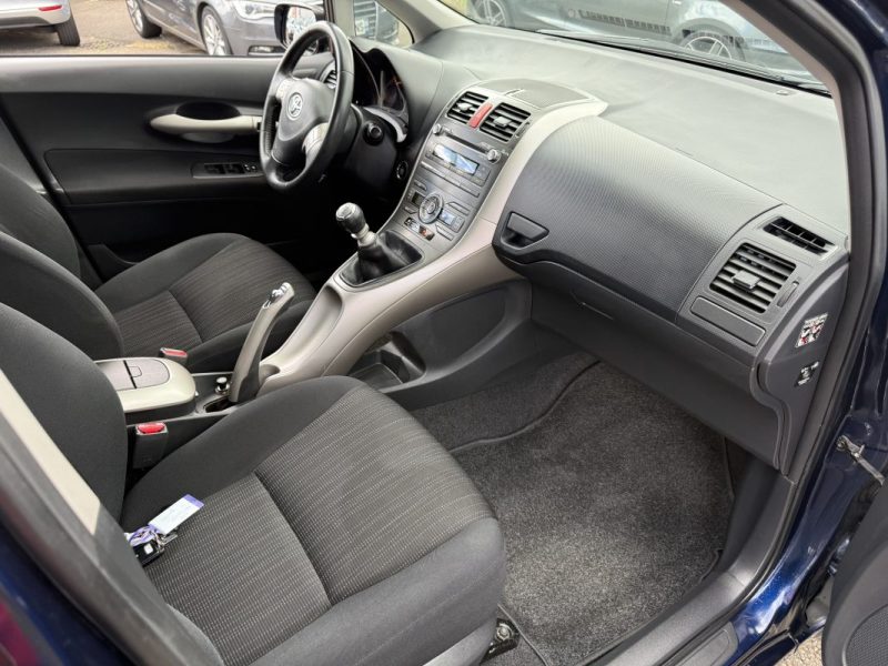 TOYOTA Auris 2.0L 126ch D-4D Terra 5p Garantie 6 Mois