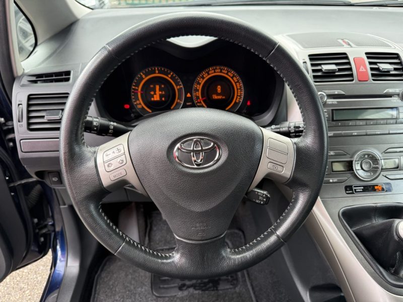TOYOTA Auris 2.0L 126ch D-4D Terra 5p Garantie 6 Mois