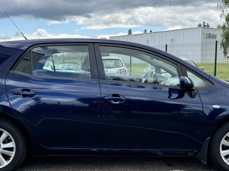TOYOTA Auris 2.0L 126ch D-4D Terra 5p Garantie 6 Mois