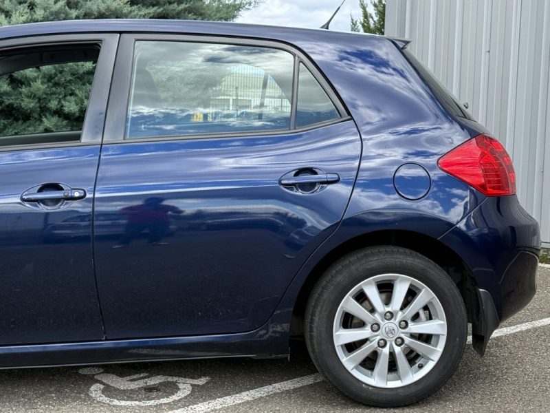 TOYOTA Auris 2.0L 126ch D-4D Terra 5p Garantie 6 Mois