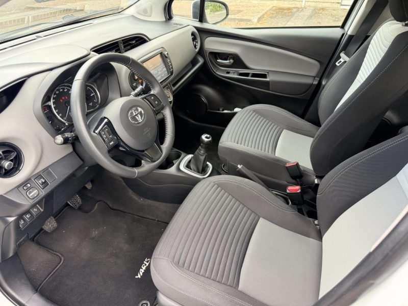 TOYOTA YARIS ÉDITION FRANCE ESSENCE PREMIÈRE MAIN
