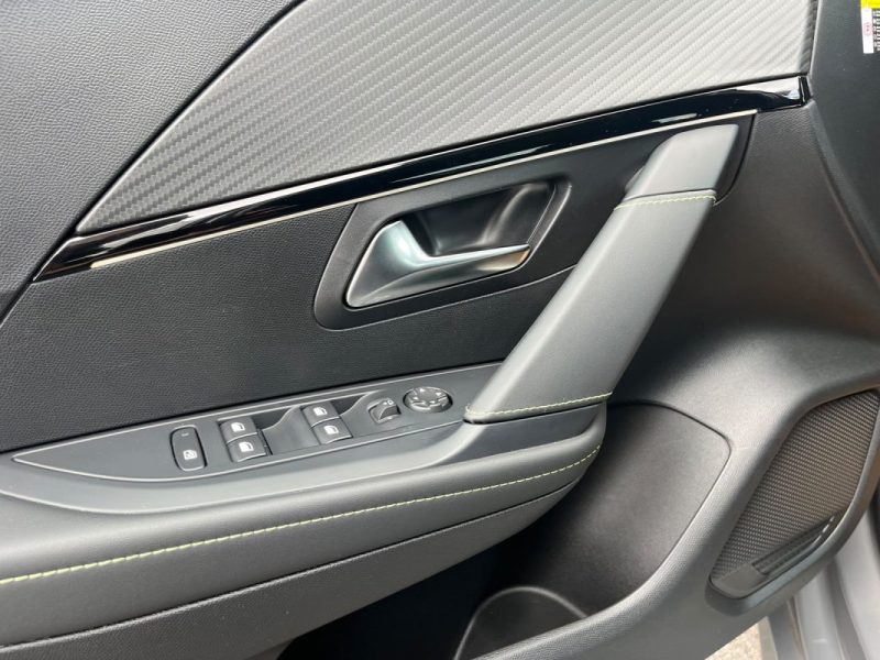PEUGEOT 208 GT HYBRID 136CH - FULL OPTION - GARANTIE PEUGEOT