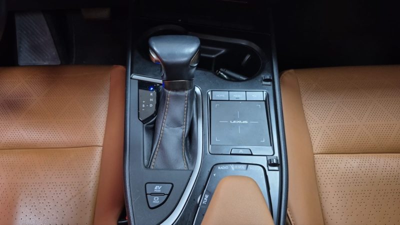 LEXUS UX SUV HYBRIDE 250H 2WD LUXE TOUTES OPTIONS+ TOIT OUVRANT/1 ERE MAIN/TVA RECUPERABLE