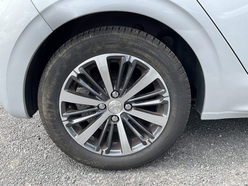 FAIBLE KILOMÉTRAGE, CAMÉRA DE RECUL PEUGEOT 208 1,2 PURETECH 82 CV ALLURE 