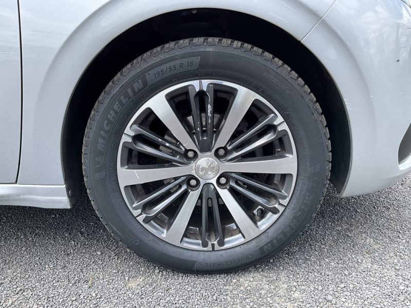 FAIBLE KILOMÉTRAGE, CAMÉRA DE RECUL PEUGEOT 208 1,2 PURETECH 82 CV ALLURE 