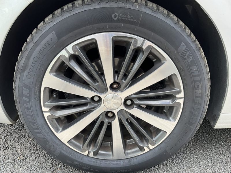 FAIBLE KILOMÉTRAGE, CAMÉRA DE RECUL PEUGEOT 208 1,2 PURETECH 82 CV ALLURE 
