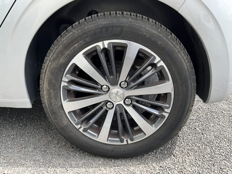 FAIBLE KILOMÉTRAGE, CAMÉRA DE RECUL PEUGEOT 208 1,2 PURETECH 82 CV ALLURE 