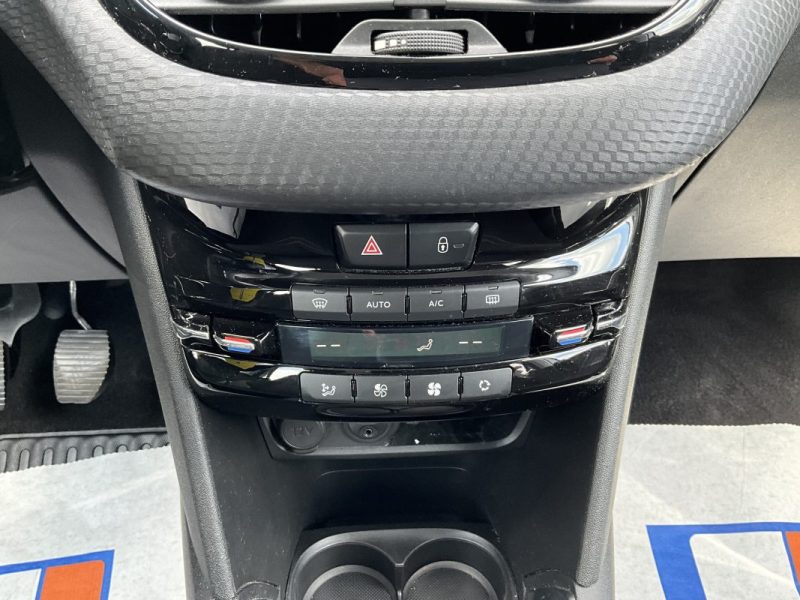 FAIBLE KILOMÉTRAGE, CAMÉRA DE RECUL PEUGEOT 208 1,2 PURETECH 82 CV ALLURE 