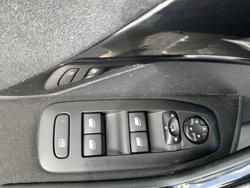 FAIBLE KILOMÉTRAGE, CAMÉRA DE RECUL PEUGEOT 208 1,2 PURETECH 82 CV ALLURE 