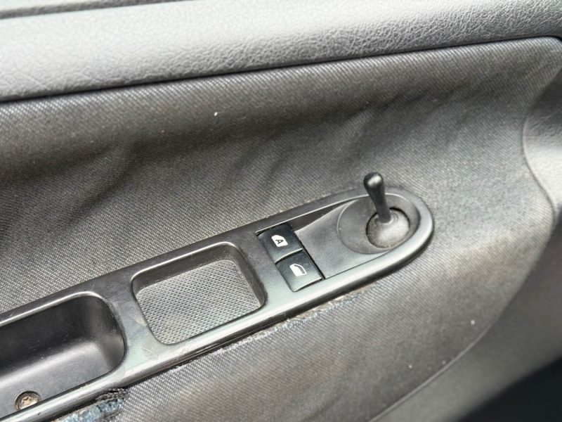 Peugeot 207 1.4e Urban 75ch - Clim –  Idéale Jeune Conducteur – Révisée – Garantie 6 Mois