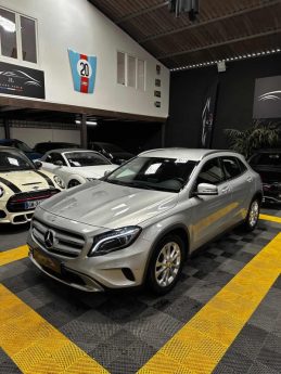 MAGNIFIQUE MERCEDES BENZ GLA 250 2.0 211 CH (SUIVI D’ENTRETIEN, CAMÉRA DE RECUL, SIÈGES CHAUFFANTS)