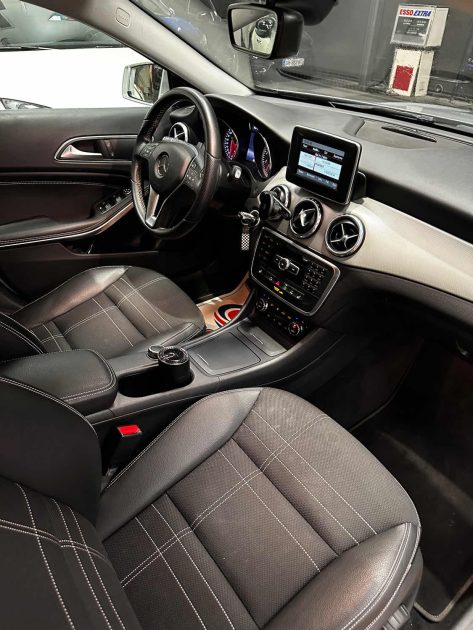 MAGNIFIQUE MERCEDES BENZ GLA 250 2.0 211 CH (SUIVI D’ENTRETIEN, CAMÉRA DE RECUL, SIÈGES CHAUFFANTS)