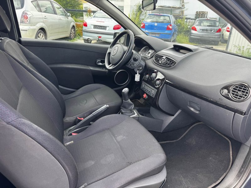 RENAULT CLIO 1.6  88CH ESSENCE 2006