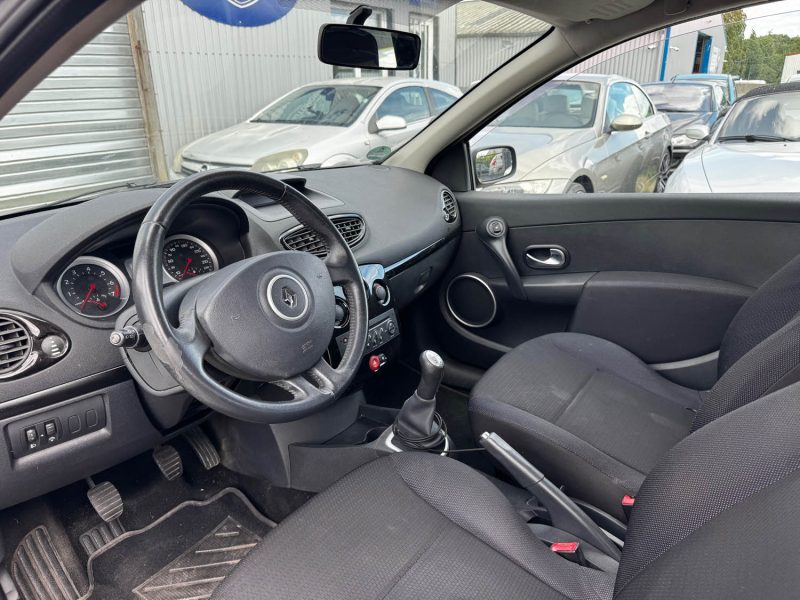 RENAULT CLIO 1.6  88CH ESSENCE 2006