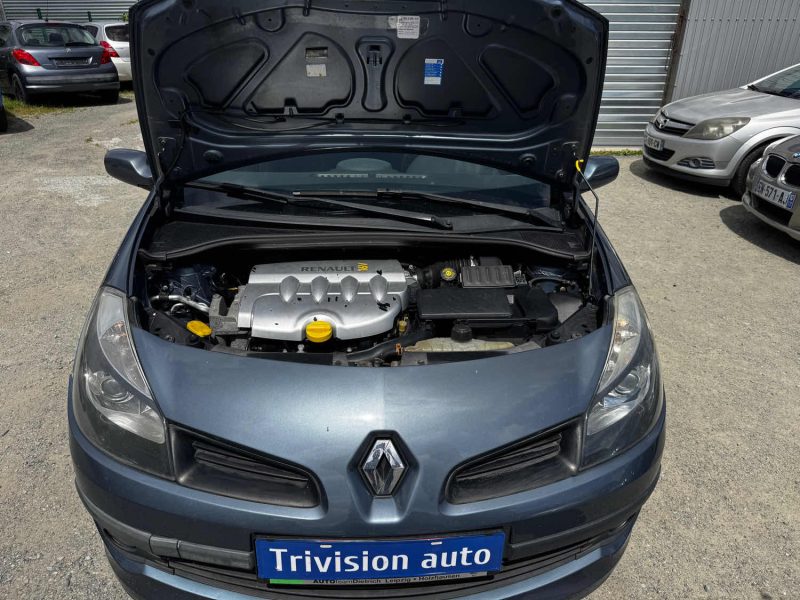 RENAULT CLIO 1.6  88CH ESSENCE 2006