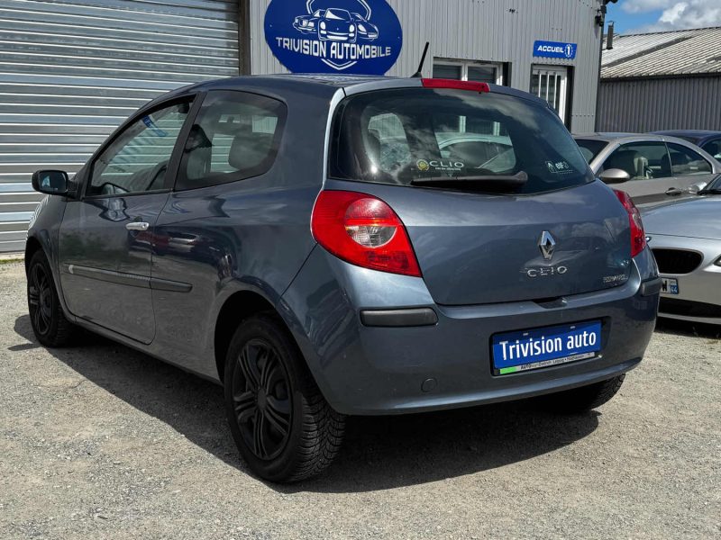 RENAULT CLIO 1.6  88CH ESSENCE 2006