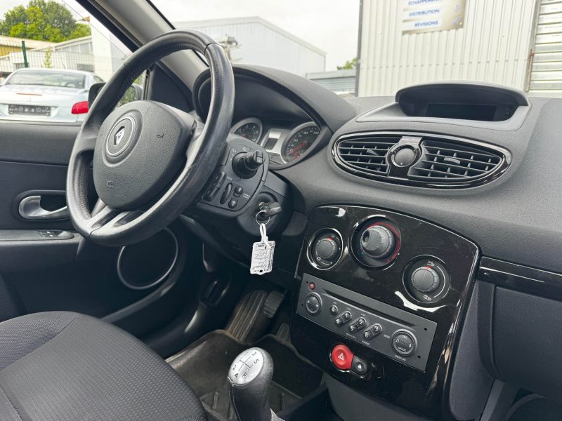 RENAULT CLIO 1.6  88CH ESSENCE 2006