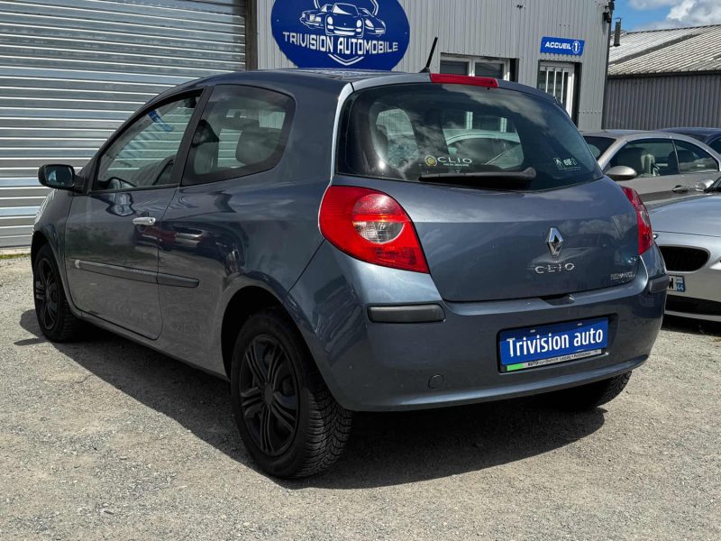 RENAULT CLIO 1.6  88CH ESSENCE 2006