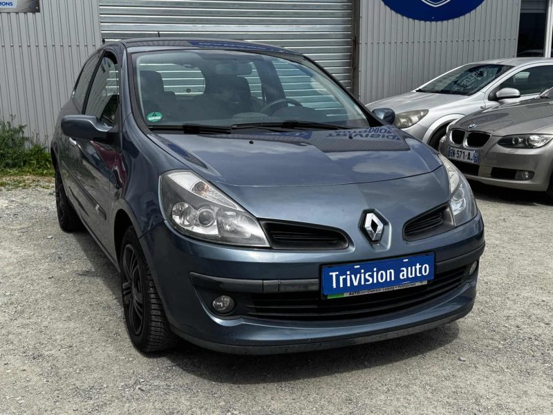 RENAULT CLIO 1.6  88CH ESSENCE 2006