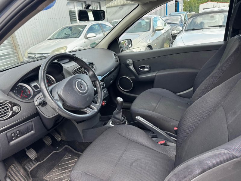 RENAULT CLIO 1.6  88CH ESSENCE 2006