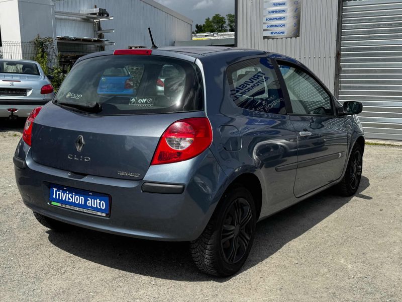 RENAULT CLIO 1.6  88CH ESSENCE 2006