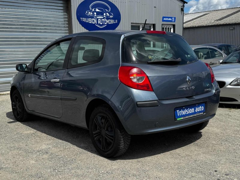 RENAULT CLIO 1.6  88CH ESSENCE 2006