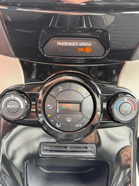 FORD Fiesta 1.6 TDCI 95 TITANIUM - Caméra - Attelage