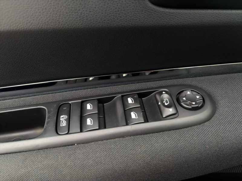 PEUGEOT 3008 1.6 HDI 115 cv Allure