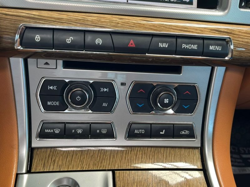 🔹 JAGUAR XF SPORTBRAKE 3.0 V6 241 Ch 🌤️ Toit ouvrant🔙 Caméra de recul⚡ Sièges en cuir