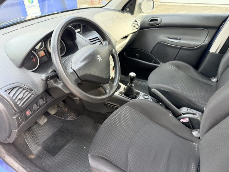 PEUGEOT 206 PLUS + URBAN ESSENCE PREMIÈRE MAIN