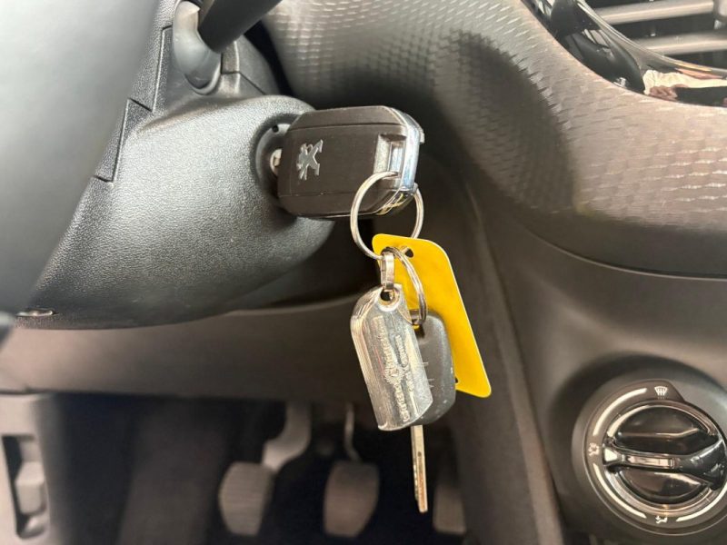 🔹 Peugeot 2008 1.2 110Ch Active📱 Apple CarPlay✅ Kit distribution 🛡️ Garantie 12 mois