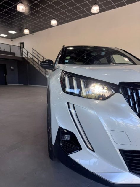 PEUGEOT 2008 II 1.5 HDI 130 GT LINE EAT8 / TOIT OUVRANT PANORAMIQUE / AMBIANCE LED 