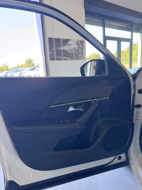 PEUGEOT 2008 II 1.5 HDI 130 GT LINE EAT8 / TOIT OUVRANT PANORAMIQUE / AMBIANCE LED 