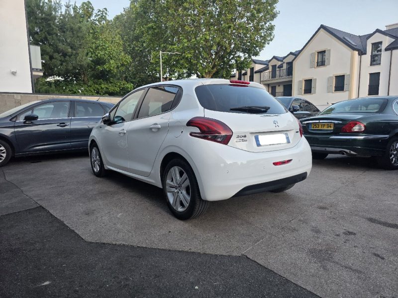 PEUGEOT 208 1.6 BLUE HDI 75ch STYLE