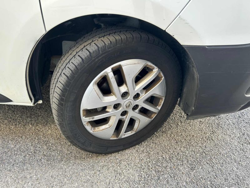 RENAULT TRAFIC 3  L1H1 1000 2.0 DCI 120 CONFORT 09/2021 PRIX HT : 10825 € PRIX TTC : 12990 €