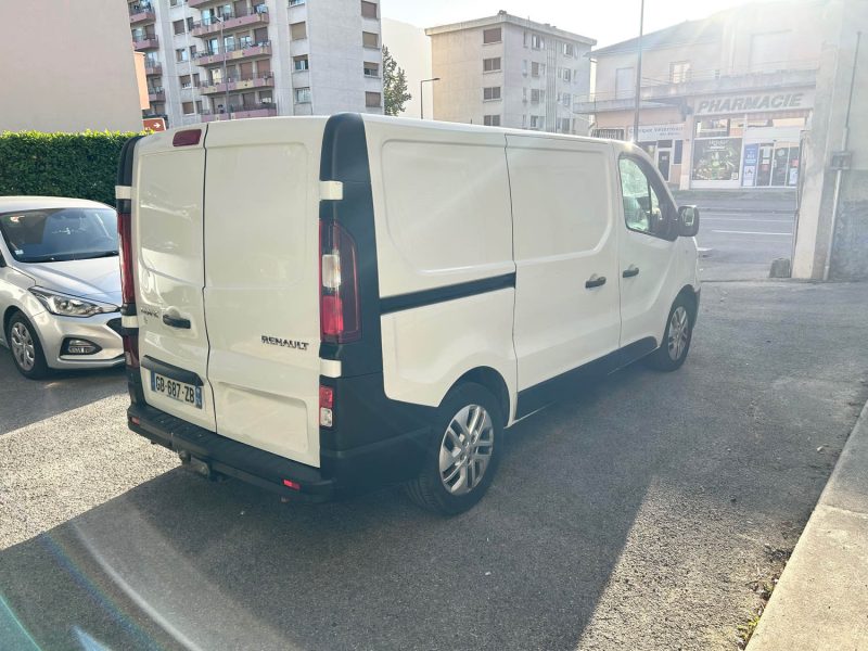 RENAULT TRAFIC 3  L1H1 1000 2.0 DCI 120 CONFORT 09/2021 PRIX HT : 10825 € PRIX TTC : 12990 €