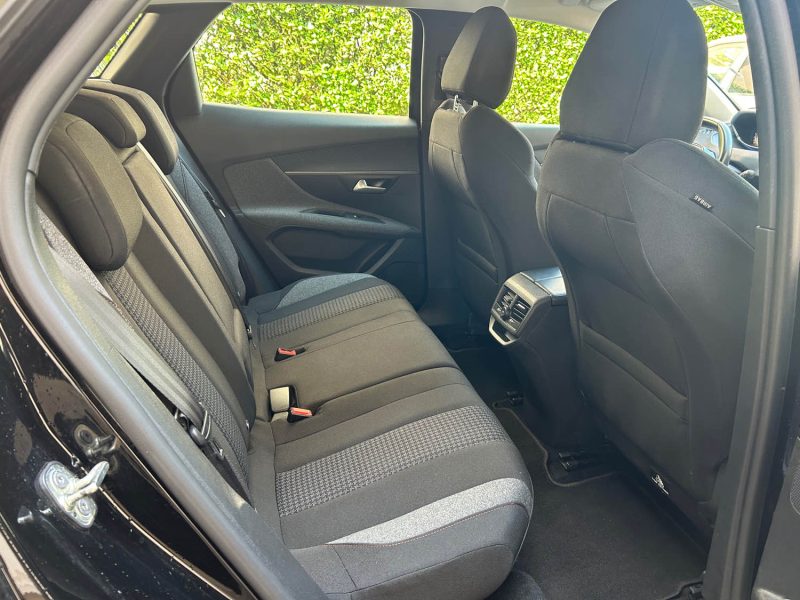 PEUGEOT 3008 II 1.5 BLUE HDI 130 ACTIVE 09/2021 PRIX HT : 11658 € PRIX TTC : 13990 €