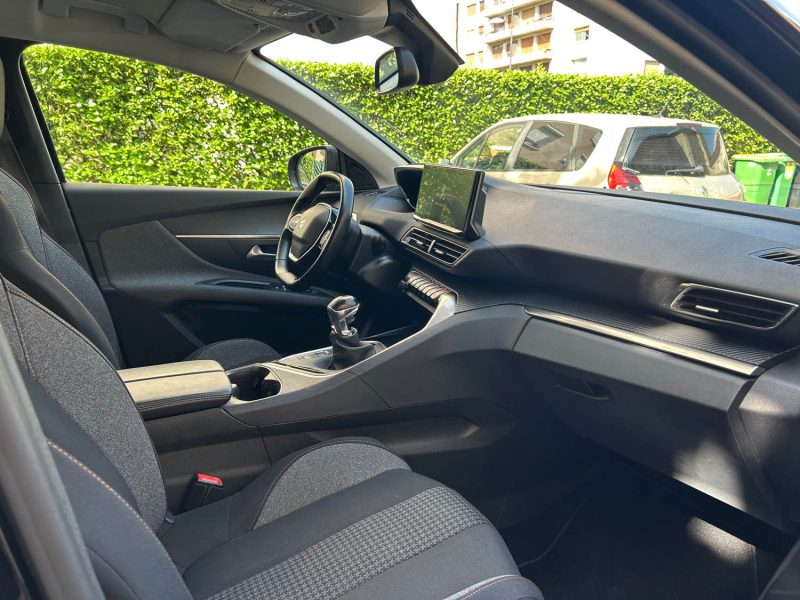 PEUGEOT 3008 II 1.5 BLUE HDI 130 ACTIVE 09/2021 PRIX HT : 11658 € PRIX TTC : 13990 €